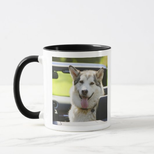 コンバーチブルからのハスキーな犬 マグカップ (左)