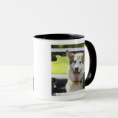 コンバーチブルからのハスキーな犬 マグカップ (正面右)
