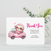 コンバーチブルを運転する笑顔のピンクのナマケモノ サンキューカード (スタンド正面)