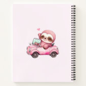 コンバーチブルを運転する笑顔のピンクのナマケモノ ノートブック (裏面)