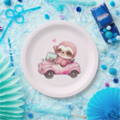 コンバーチブルを運転する笑顔のピンクのナマケモノ ペーパープレート (パーティー)