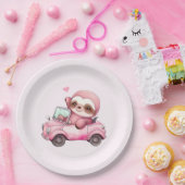 コンバーチブルを運転する笑顔のピンクのナマケモノ ペーパープレート (パーティー)