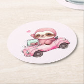 コンバーチブルを運転する笑顔のピンクのナマケモノ ラウンドペーパーコースター (アングル)