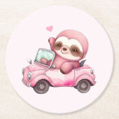 コンバーチブルを運転する笑顔のピンクのナマケモノ ラウンドペーパーコースター (正面)