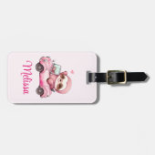 コンバーチブルを運転する笑顔のピンクのナマケモノ ラゲッジタグ (正面横)