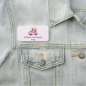 コンバーチブルを運転する笑顔のピンクのナマケモノ 名札 (インサイチュ)