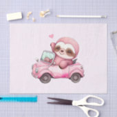 コンバーチブルを運転する笑顔のピンクのナマケモノ 薄葉紙 (クラフト)