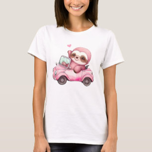 コンバーチブルを運転する笑顔のピンクのナマケモノ Tシャツ