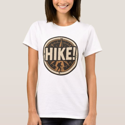 コンパスとハイカーのバッジ デザイン Tシャツ (正面)