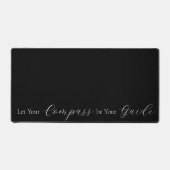 『コンパスを案内せよ』のフレーズ白 デスクマット (正面)