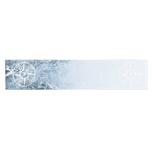 コンパススターエンブレムモノグラム冬スプルース林 ショートテーブルランナー (横)