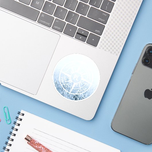 コンパススターエンブレムモノグラム冬スプルース林 シール (ノートパソコンとiPhone)