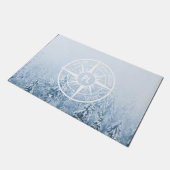 コンパススターエンブレムモノグラム冬スプルース林 ドアマット (アングル)