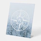 コンパススターエンブレムモノグラム冬スプルース林 台座サイン (正面)