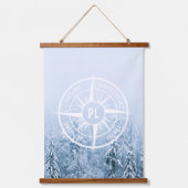 コンパススターエンブレムモノグラム冬スプルース林 吊り下げ型タペストリー (正面)