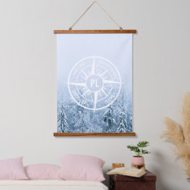 コンパススターエンブレムモノグラム冬スプルース林 吊り下げ型タペストリー