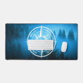 コンパス星のエンブレム モノグラム 霧のスプリースの森 デスクマット (キーボード&マウス)