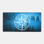 コンパス星のエンブレム モノグラム 霧のスプリースの森 デスクマット (正面)