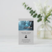 コンピュータで作業するテクニカルネットワーキングデータアナリスト 名刺 (スタンド正面)