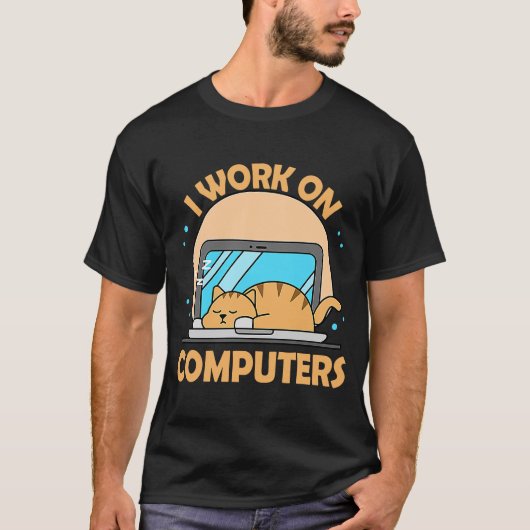 コンピュータで作業するCat Tech Support IT Computer Tシャツ (正面)