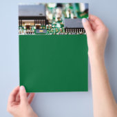 コンピュータのチップのクローズアップ チラシ (手)