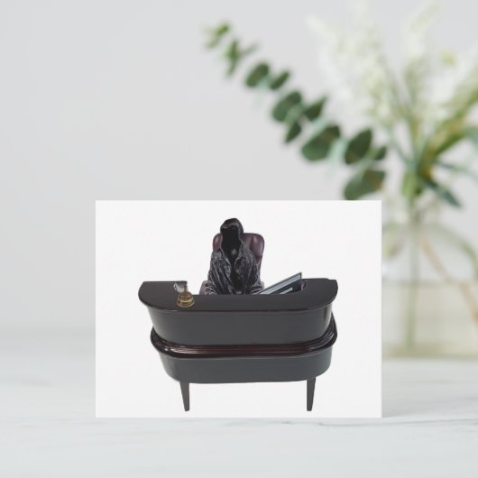 コンピュータを使用したサービス披露宴デスクでの死亡 ポストカード (スタンド正面)