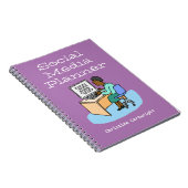 コンピューターでソーシャルメディアに取り組む女性。 ノートブック (右側)