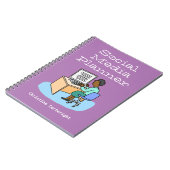 コンピューターでソーシャルメディアに取り組む女性。 ノートブック (左側)