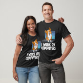 コンピューターで仕事をするコーギー女の子は犬の医者を愛してる Tシャツ (ユニセックス)