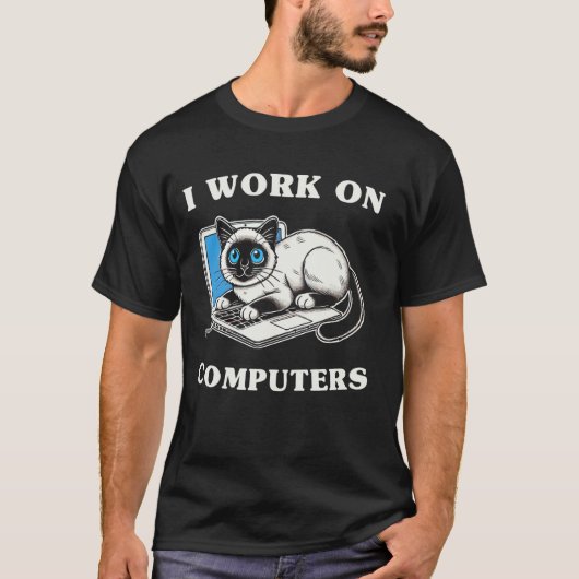 コンピューターで仕事をするシャム猫の楽しいデザイン Tシャツ (正面)