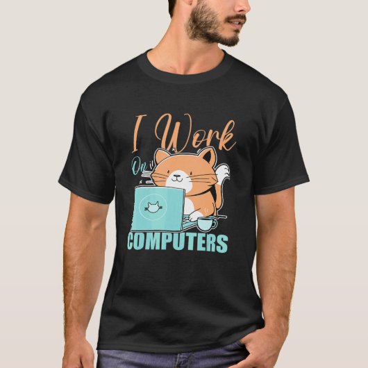 コンピューターで仕事をするネコ プログラマー コーディング Tシャツ (正面)