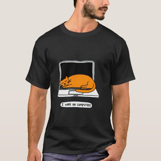 コンピューターで仕事をする 猫の面白いテクノロジーユーモア 1 Tシャツ (正面)