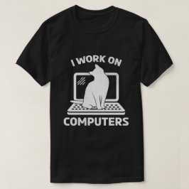 コンピューターで仕事をする 猫好きのための面白いギフト Tシャツ