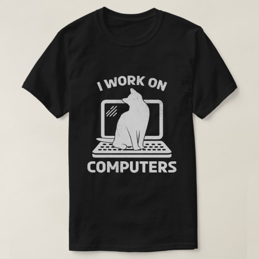 コンピューターで仕事をする 猫好きのための面白いギフト Tシャツ (デザイン正面)