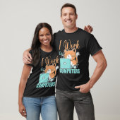 コンピューターで仕事をする 猫 プログラマー コーディング Tシャツ (ユニセックス)