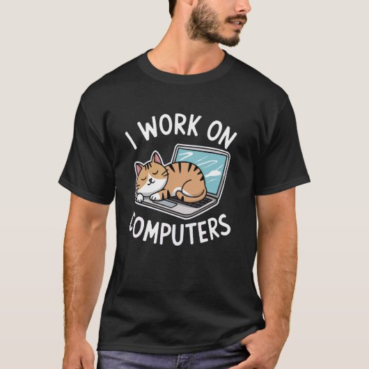 コンピューターで働く 面白いコーダー プログラマー 猫好き Tシャツ (正面)