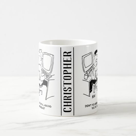 コンピューター操作者の電子メールによる砂糖の要求 コーヒーマグカップ (中央)