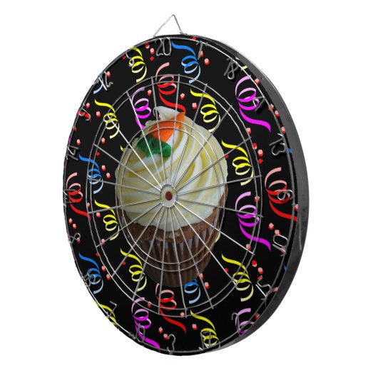 コンフェッティ付きニンジンケーキカップケーキ ダーツボード (正面右)