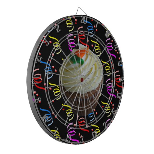 コンフェッティ付きニンジンケーキカップケーキ ダーツボード (正面左)