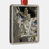 コンポーネントのクローズアップ メタルオーナメント (右)