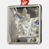 コンポーネントのクローズアップ メタルオーナメント (左)