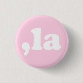 コンマラカマラタイポグラフィモダンライトピンク 缶バッジ (正面)