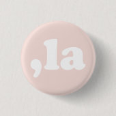 コンマラカマラタイポグラフィモダン赤面ピンク 缶バッジ (正面)