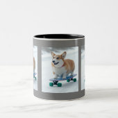 コーギおもしろいスケートボード ツートーンマグカップ (中央)