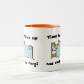 コーギの漫画を目を覚ましおもしろいた ツートーンマグカップ (中央)
