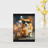 コーギーがアイスコーヒーを飲む面白い動物ミーム カード (黄色い花)