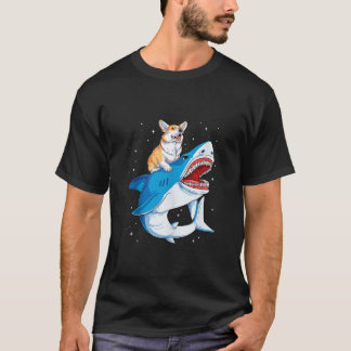 コーギーがサメに乗ってる 最高の犬好きギフト 宇宙G Tシャツ