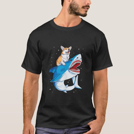 コーギーがサメに乗ってる 最高の犬好きギフト 宇宙G Tシャツ (正面)