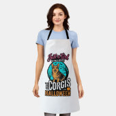 コーギーとハロウィンの女の子 ビンテージ風彫刻Tシャツ  エプロン (着用した状態)
