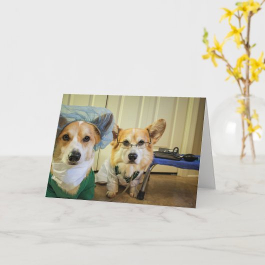 コーギーの先生およびナースはすぐによく得ます! カード (黄色い花)